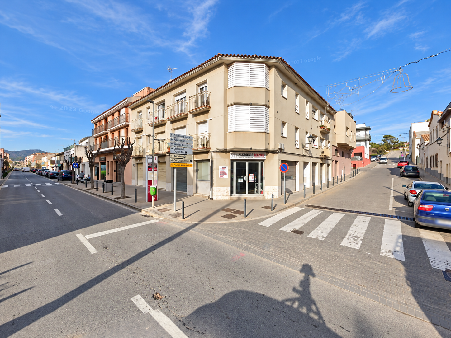 Exterior de l’establiment Aluminis Manel, a la cantonada del carrer de la Terra Blanca
